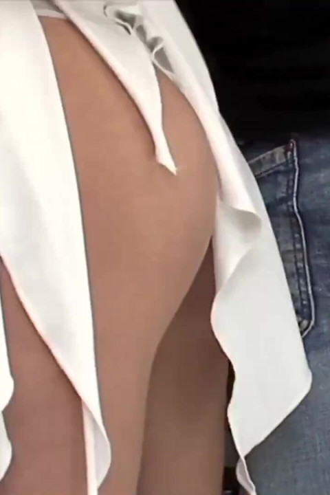 Büyük memeli orta yaşlı seksi kadın göğüslerinin her yerine püskürtülür