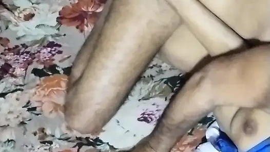 Teman gadis sekolah menikmati di kelas