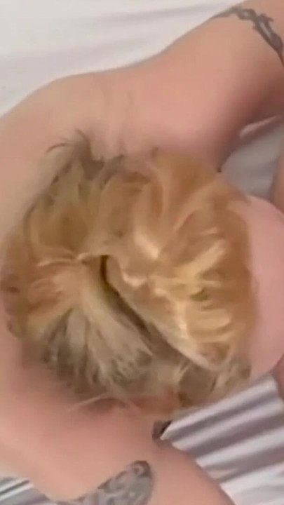 Detik ikonik dari "Milf submisif blonde menghisap zakar dan menjilat pantat secara mendalam"