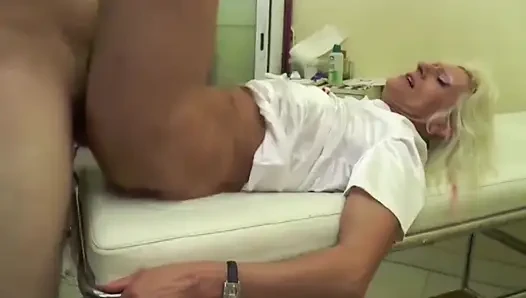 Pantat perawat dewasa kacau di kantornya