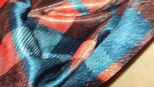 Während ich allein mit mir spiele, berühre ich mich, bis ich Spaß mit meinem