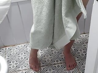 Hijastro atrapó madrastra desnuda en el baño lavando su coño