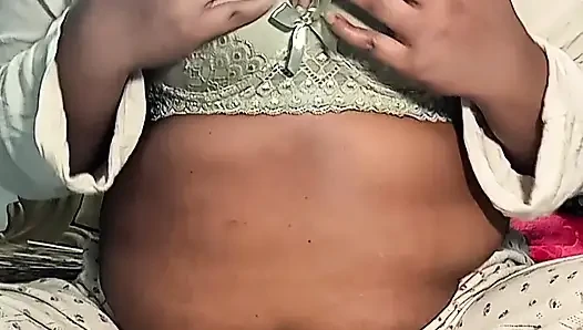 Hintli Bengalli olgun yenge tek başına parmaklayarak orgazm oluyor