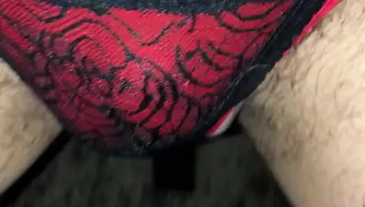 Kırmızı ve siyahta çok ıslak bir gece
