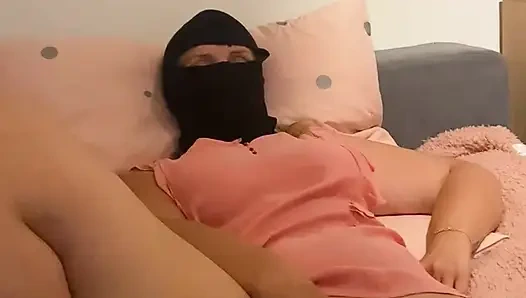 Anna kendimi yatakta amcıkla sikiyor