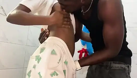 Versautes Im Badezimmer Beim Familientreffen