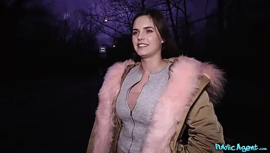 Агент - 20-летняя студентка Taylee Wood светит ее большими сиськами