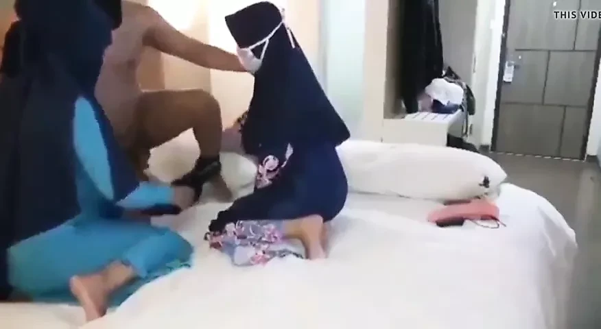 Trekant med två hijabkvinnor