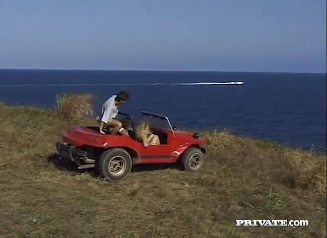 Lydia recebe todos os buracos preenchidos em um trio fmm em uma ilha tropical