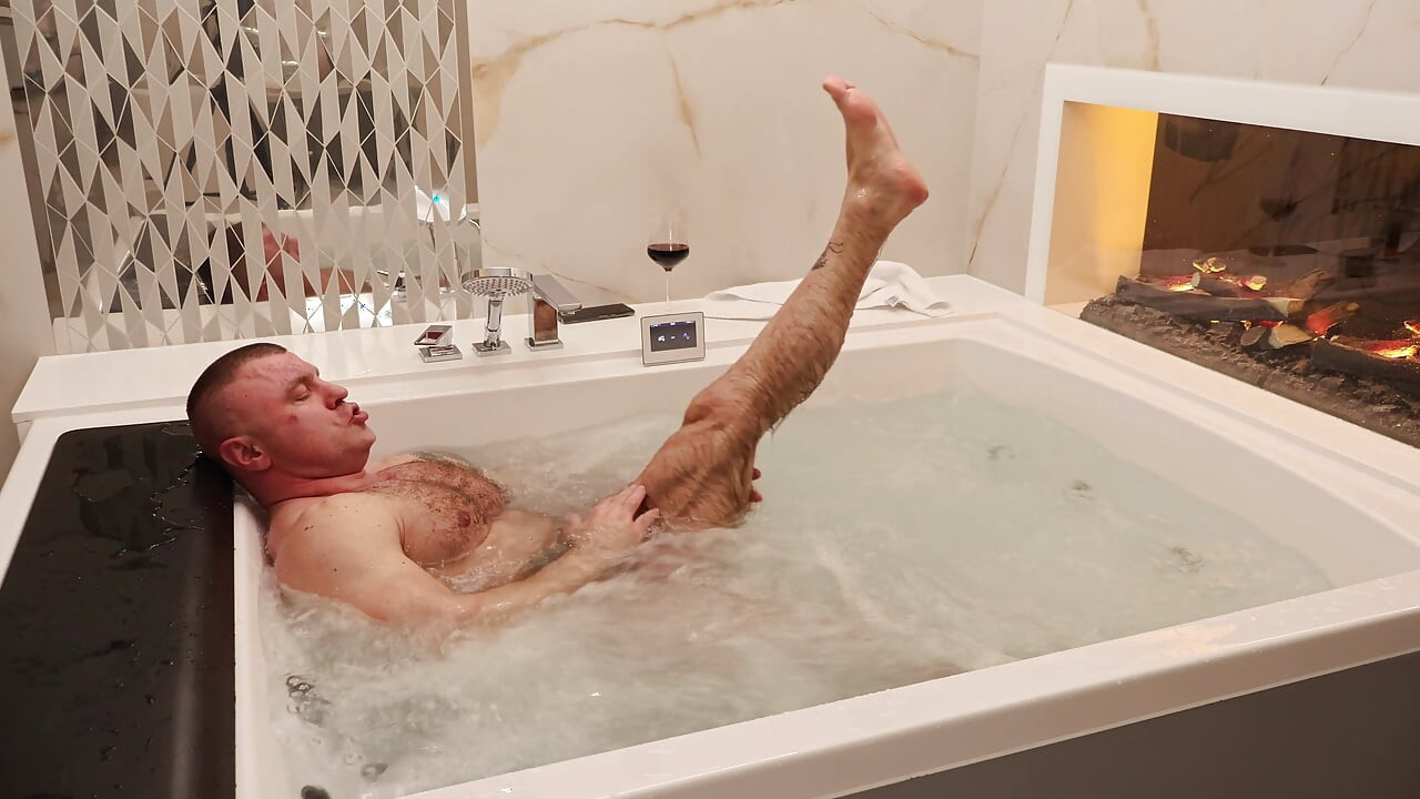 Hairy Muscle Stud: Luxury Jacuzzi Strip & Raw Jerk off - 4K Bodybuilder Solo