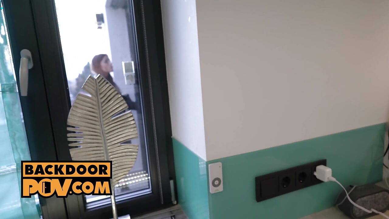 Sexy anální děvka Silvia Dellai šuká svou cestu domů - itsPOV