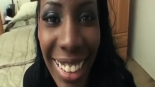 Olgun orta yaşlı seksi kadın ıslak oral seksten sonra dölle sırılsıklam