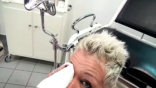 Sarışın Orta Yaşlı Seksi Kadın Çifte Penetrasyon Doktor Muayenesinde Sikişiyor