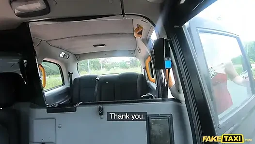 Fake taxi - kırmızı elbiseli büyük memeli orta yaşlı seksi kadın isabella lui yol başını seviyor