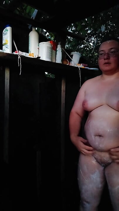 Sexy tanja Waschen im freien, dorf-sommerdusche