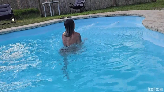 Orang Asing Di Kolam Renang Minta Aku Merekam Videonya... Cewek Itu Ngasih Aku Seks