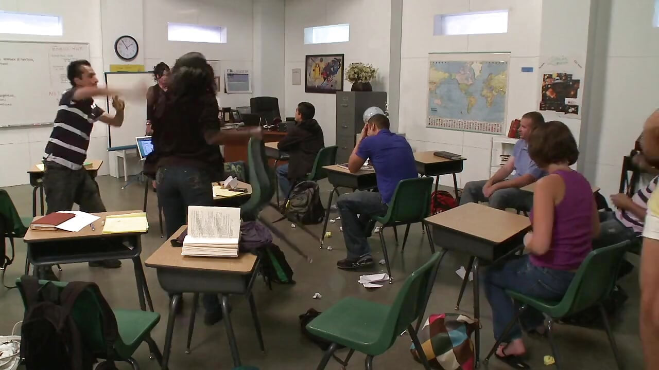 Kurvige MILF-lehrerin hat gerade ihren frechen schüler im klassenzimmer geknallt
