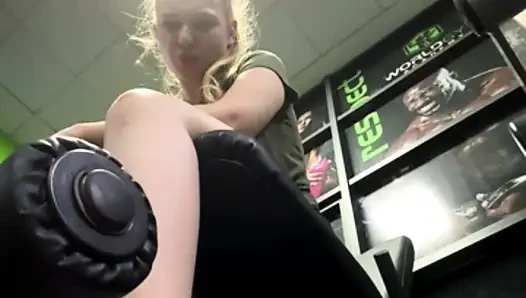 Extremes squirting im fitnessstudio mit jucielussie