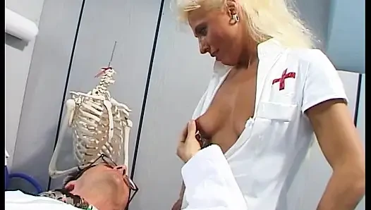 Hübsche deutsche krankenschwester bekommt nach heißem klinik-sex eine gesichtsbesamung