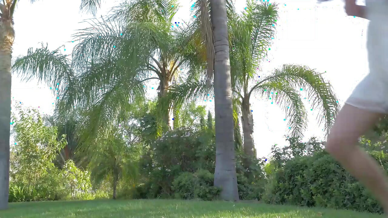 Dua awek si rambut coklat panas bermain antara satu sama lain