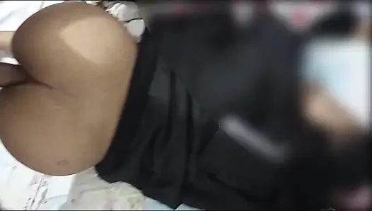 Verheiratete frau lässt ihren arsch frei und bittet, ihr gesicht nicht zu zeigen, damit cuckold es nicht sieht