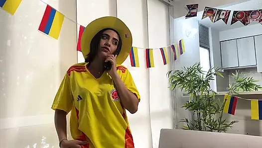 Sahabat Latina saya menungguku tanpa pakaian dalam dan mempertaruhkan vaginanya yang basah jika timnya menang. SPESIAL PIALA DUNIA 2026!