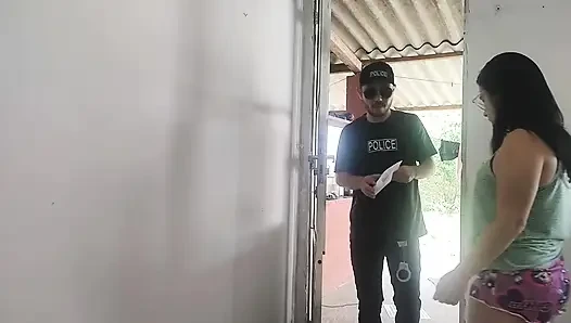 Ehefrau macht alles, was der polizist vermeiden will, ihren ehemann zu verhaften