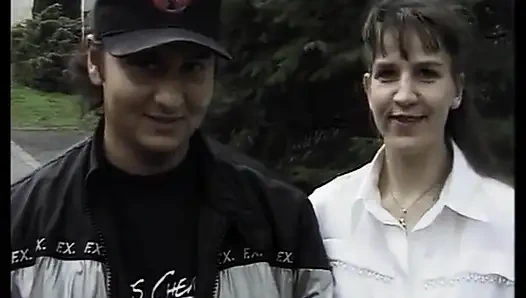 Düzgün vücutlu Alman genç kız mükemmel doğal göğüslerine bolca döl alıyor