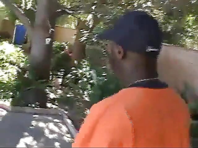 Joven morena lista para sexo interracial profundo