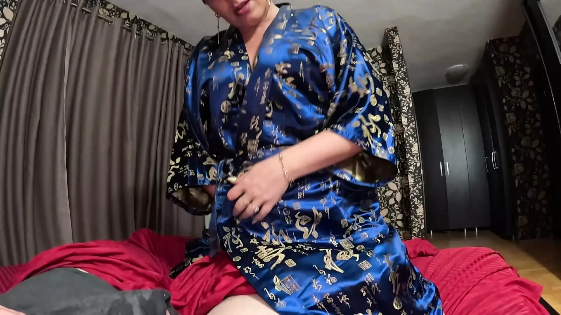 Een sletterige geisha zuigt pik en speelt met sperma 274