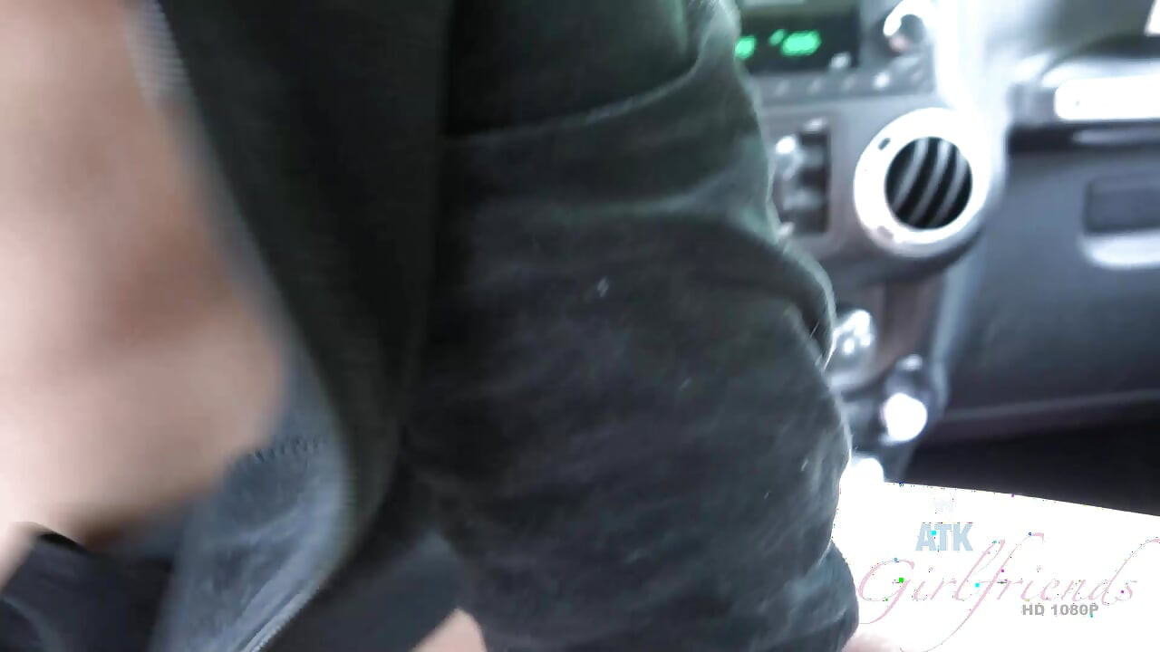 En primer plano - Elsa Jean da mamada en el coche y paja Rubia chupa, monta duro y luego masturba masiva corrida