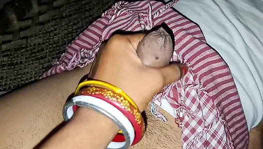 Ateşli Hintli evli kadını sikiyor