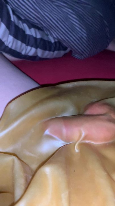 穿着橡胶裤撒尿