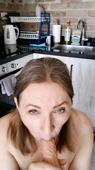 חמותי לא ציפתה לאורח: פיתוי מטבח שקוף