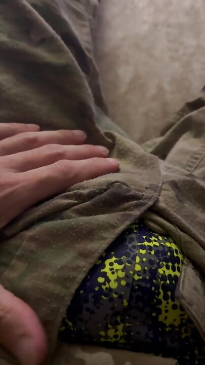 Vojnik američke vojske drka u uniformi i svršava po gaćicama