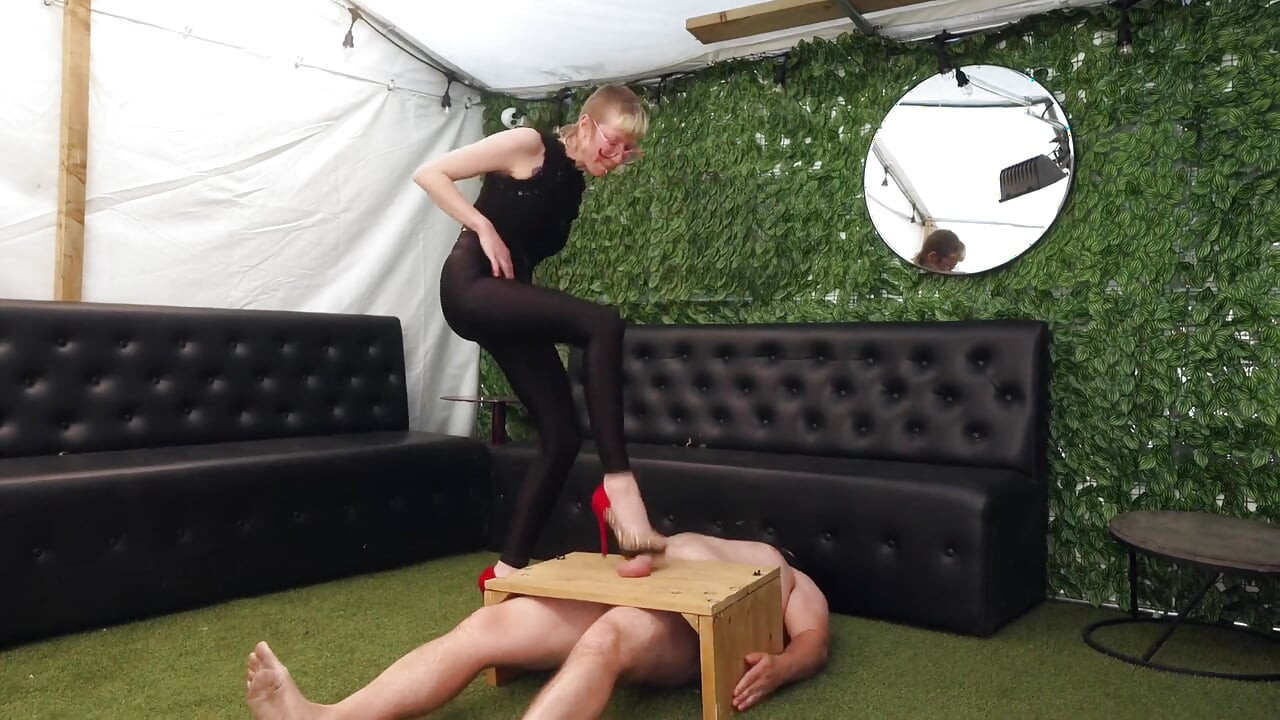 Dar tayt ve stilettos w / cbt masa kadın egemenliği