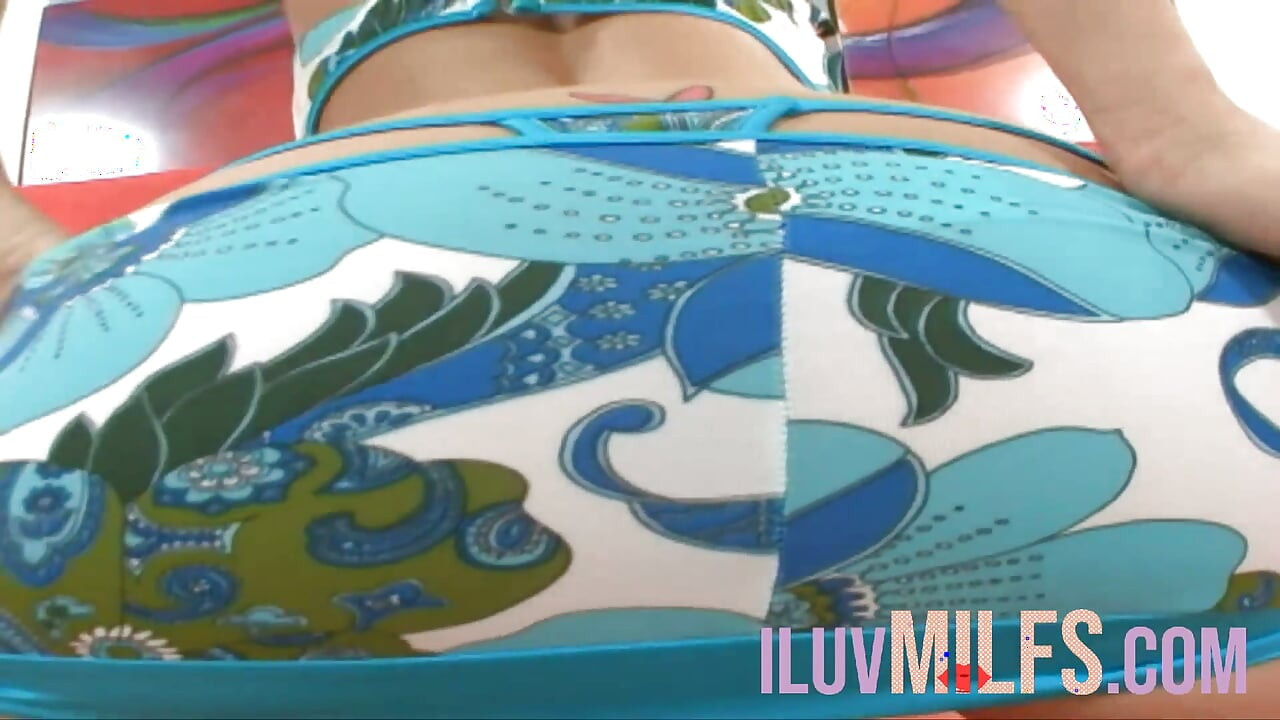 Tatuada morena milfs culona cubierta de esperma después de una follada