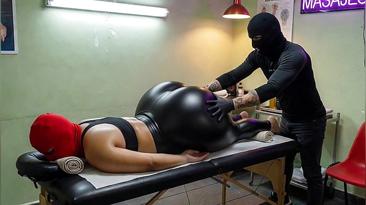 흑인 레깅스에 오일 마사지를 받고 검은 팬티로 끝나는 거유 엄마