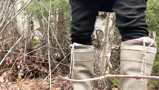Cewek seksi ini lagi asik kencing di hutan!
