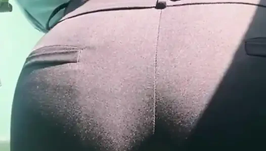 Sekretaris pantat montok dengan celana dalam thong melupas semua seragamnya dan masturbasi di kantor sampai muncrat