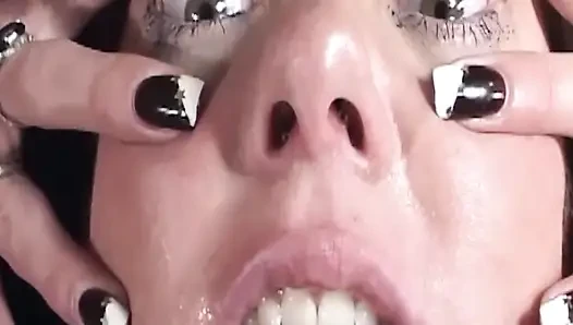 Olgun sarışın orta yaşlı seksi kadın dağınık oral seks sırasında kalın dölle sırılsıklam