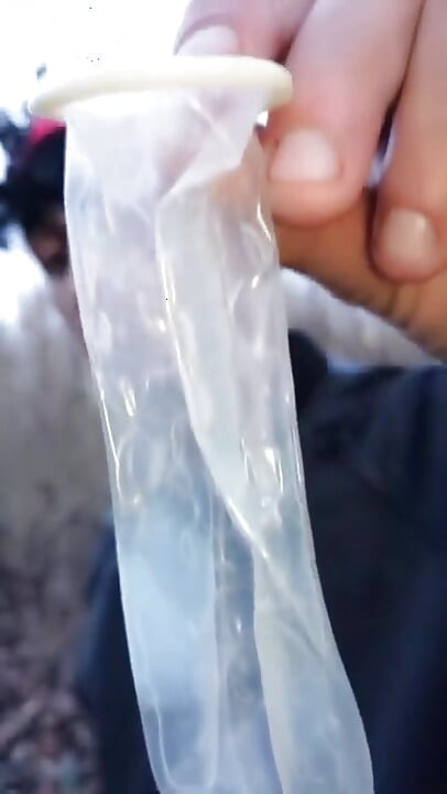 Twink sakız gibi sikiştikten sonra döl dolu prezervatif kullanıyor ve diline prezervatif koyuyor