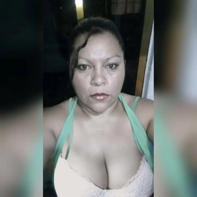 Madura puta mexicana hablando con su amiga por whatsapp