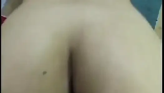 Geiles schätzchen genießt den geschmack und warmes sperma nach einem umwerfenden blowie