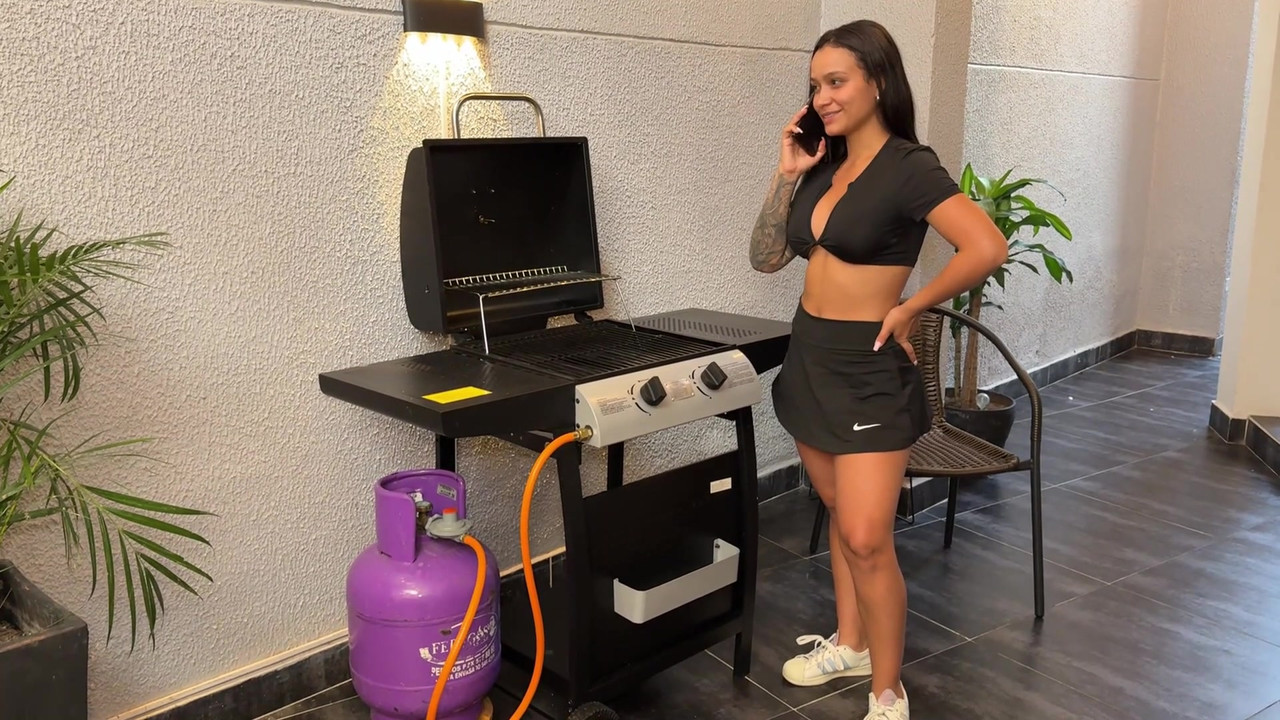 大屁股饥渴的哥伦比亚人挑逗勤杂的男人，直到被狠操daniel mast，lorena doll