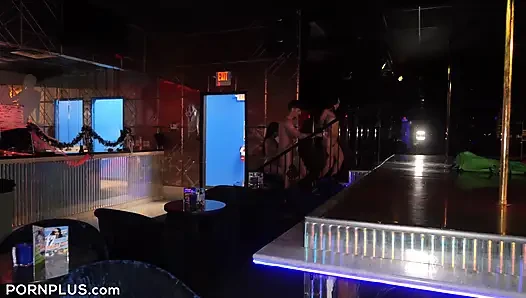 Asiatische stripperinnen mit vollgespritzt