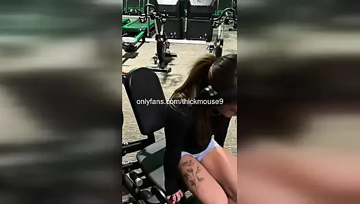 College-schlampe squirtet hart auf IG live, während sie muschi fingert