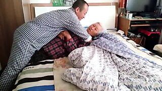 Avó asiática amadora com mais jovem