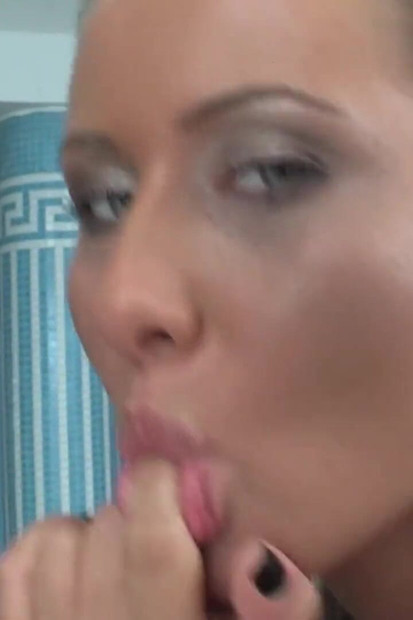 العاهرة تستمتع بلعق كس قبل ركوب زب ضخم إلى فمها وتأخذ القذف في فمها