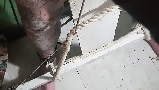 Unhã1/4riges Crucifix-ballbusting